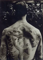 Un hombre tatuado